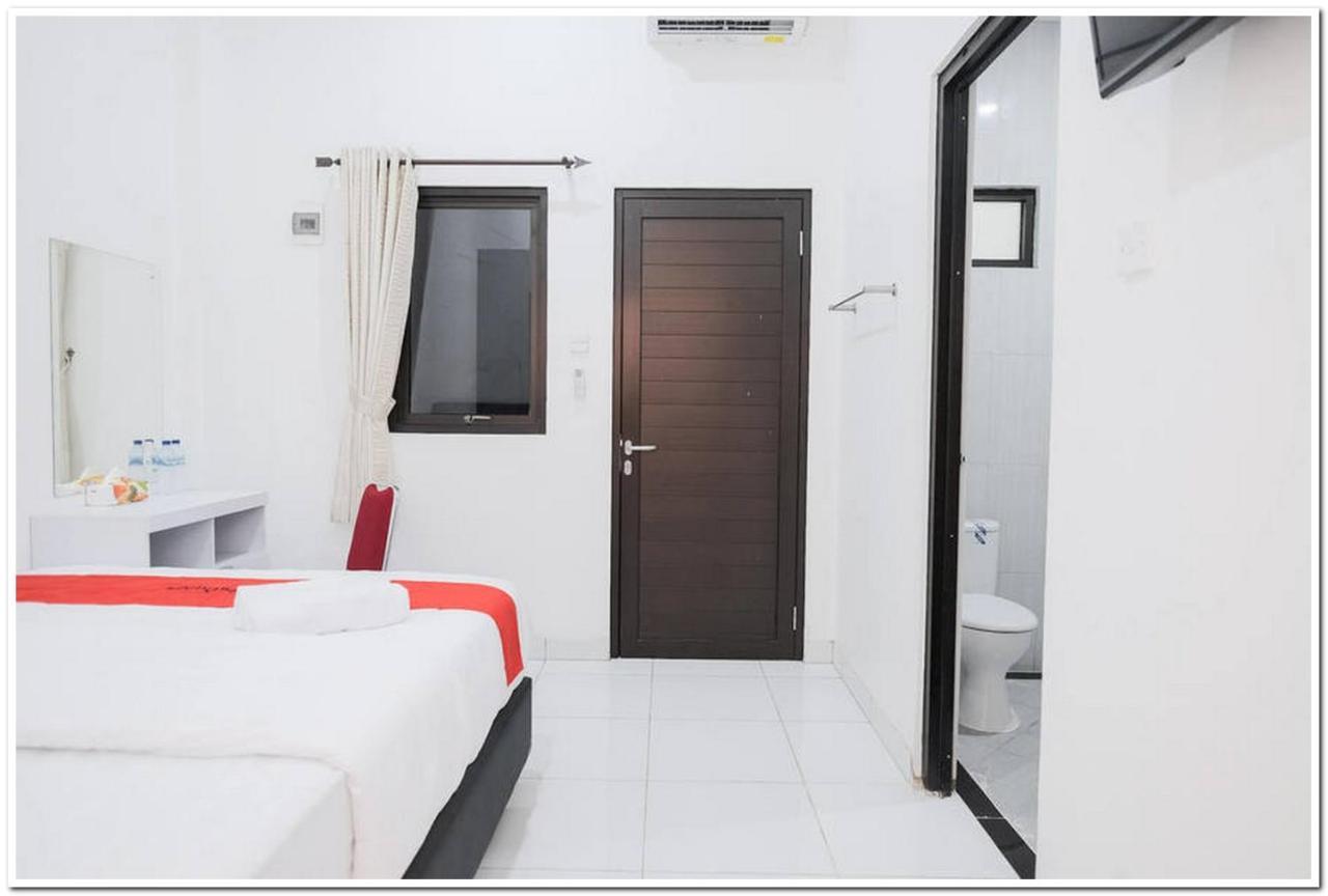 Отель Reddoorz Near Kota Tua 2 Джакарта Экстерьер фото